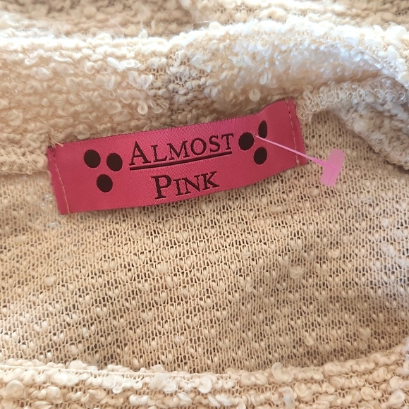 NWOT..Cold Shoulder sweater - Picture 5 of 8